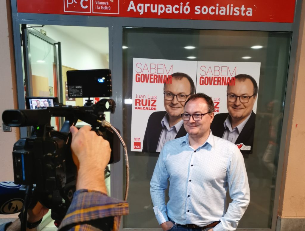 Juan Luis Ruiz, durant l'enganxada del primer cartell del PSC a VNG